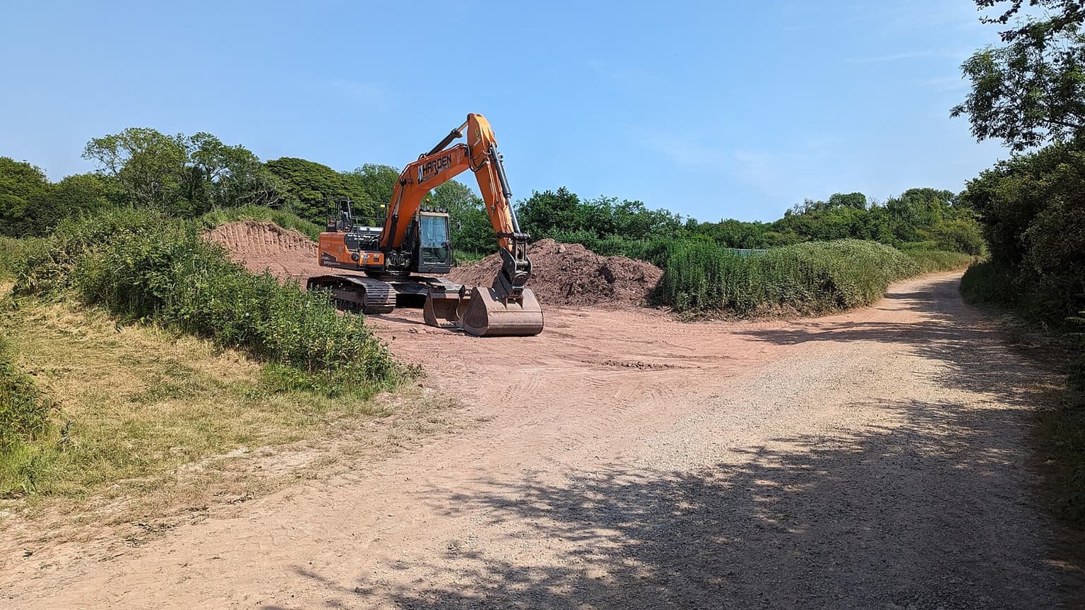 Excavadora realizando terracerías para obra civil